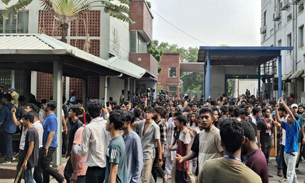 সচিবালয়ে ঢুকে ভাঙচুর ও হত্যাচেষ্টার অভিযোগে ১২০০ জনের বিরুদ্ধে মামলা